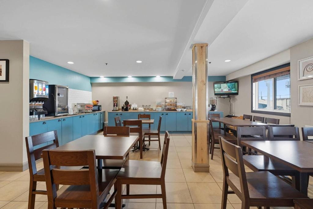 Country Inn & Suites by Radisson, Saskatoon, SK — 3