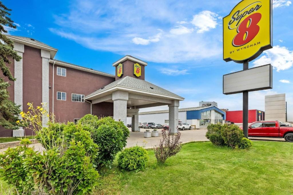 Super 8 by Wyndham Saskatoon Near Saskatoon Airport — 1