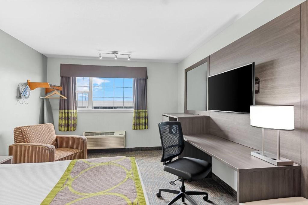 Super 8 by Wyndham Saskatoon Near Saskatoon Airport — 5