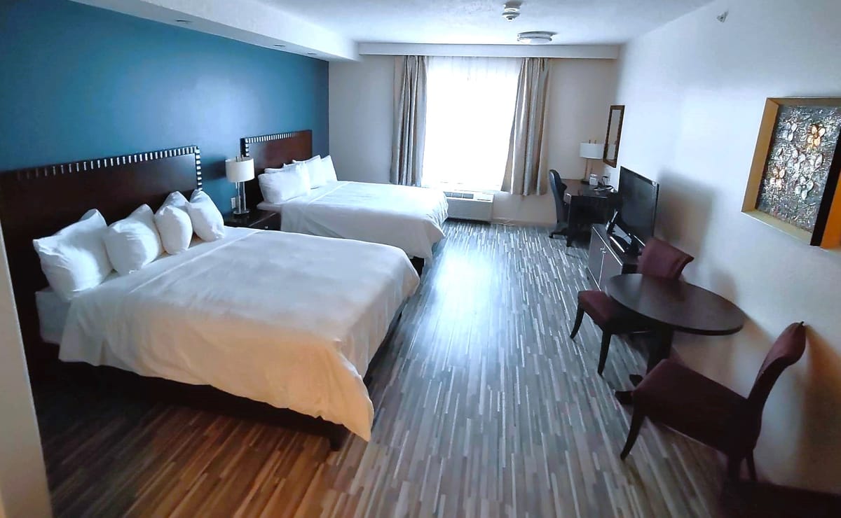 Days Inn & Suites by Wyndham Fort Saskatchewan — 1