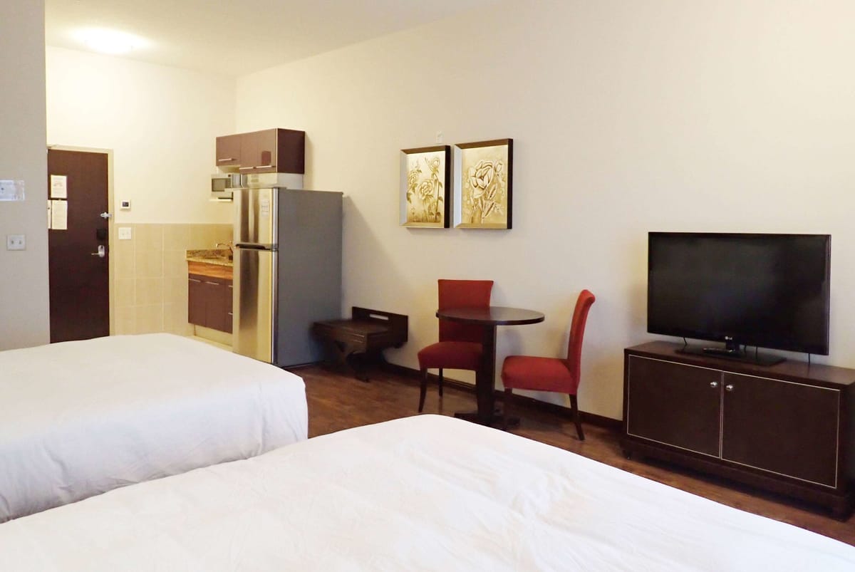 Days Inn & Suites by Wyndham Fort Saskatchewan — 2