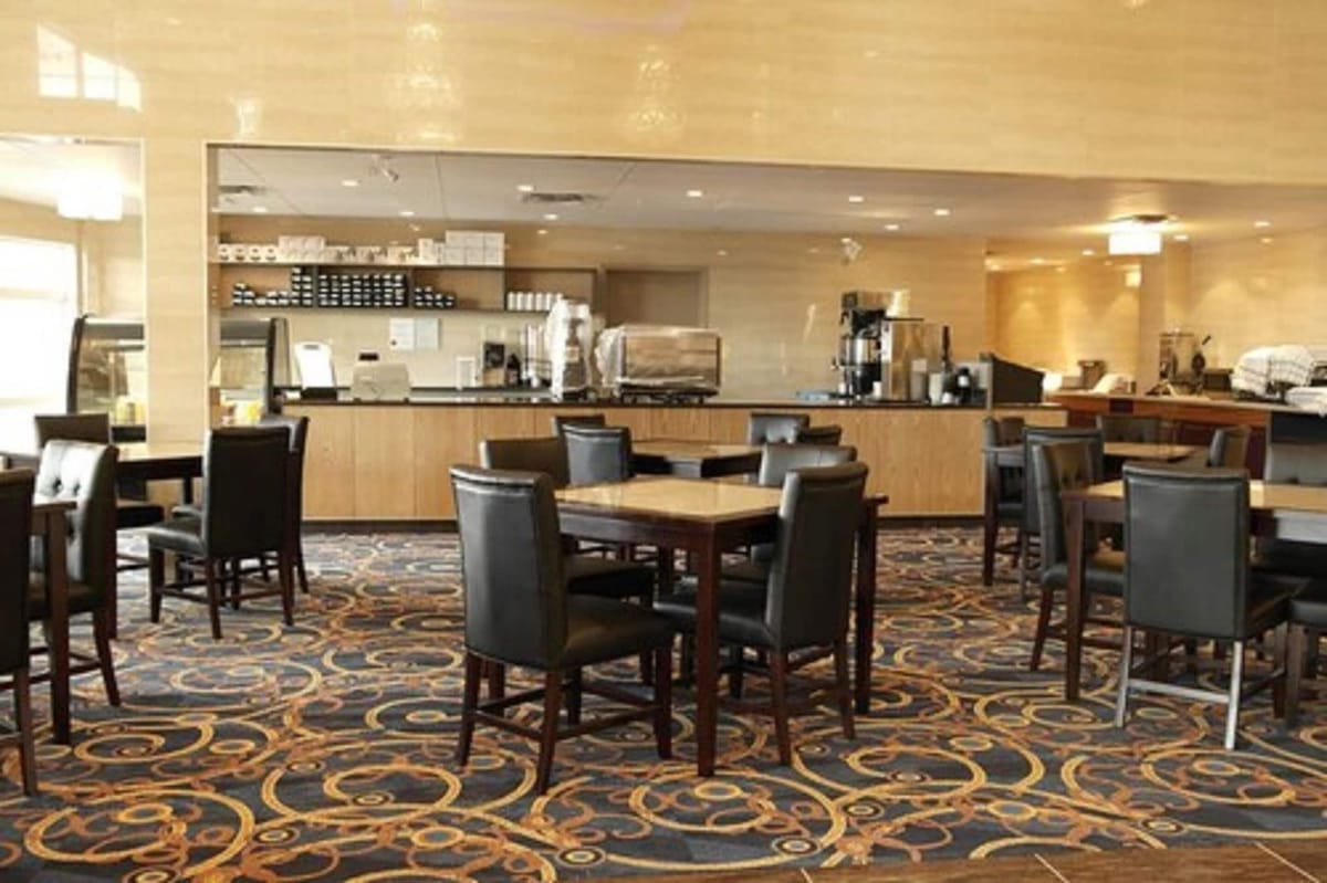 Days Inn & Suites by Wyndham Fort Saskatchewan — 3