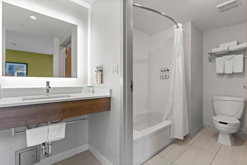 Holiday Inn Express and Suites Surrey by IHG — 2