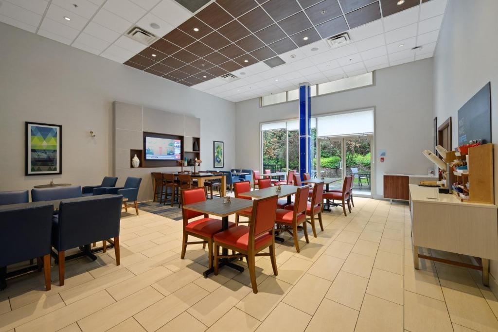 Holiday Inn Express and Suites Surrey by IHG — 3