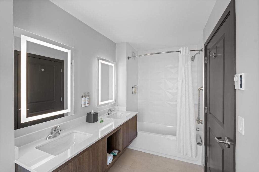 Holiday Inn Hotel & Suites Surrey East - Cloverdale by IHG — 2