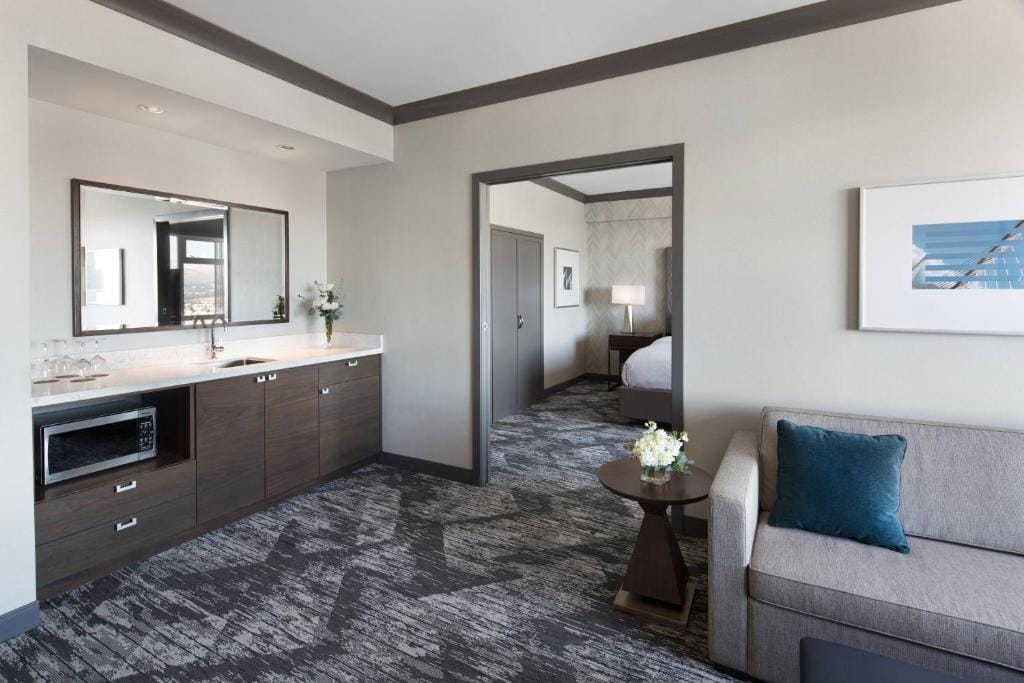 Sheraton Vancouver Guildford Hotel — 3