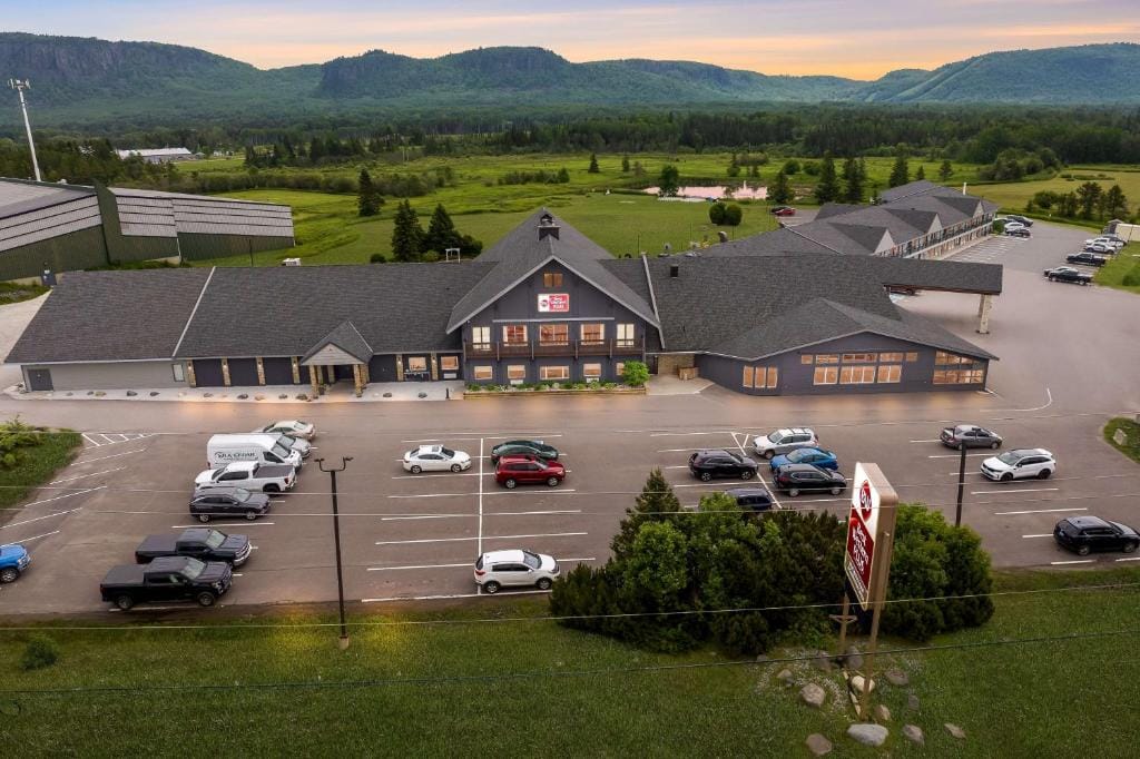 Best Western Plus NorWester Hotel & Conference Centre — 1