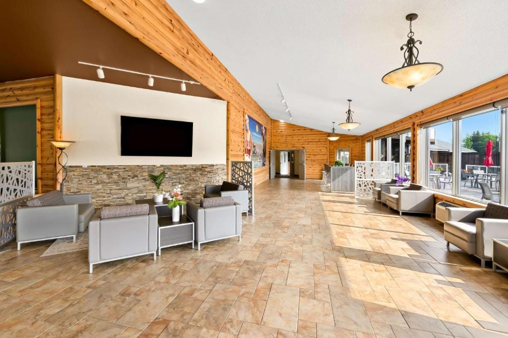 Best Western Plus NorWester Hotel & Conference Centre — 4