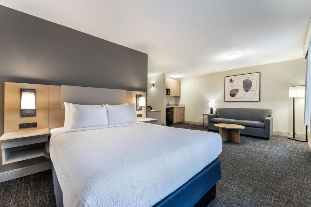 Days Inn & Suites by Wyndham Thunder Bay — 1