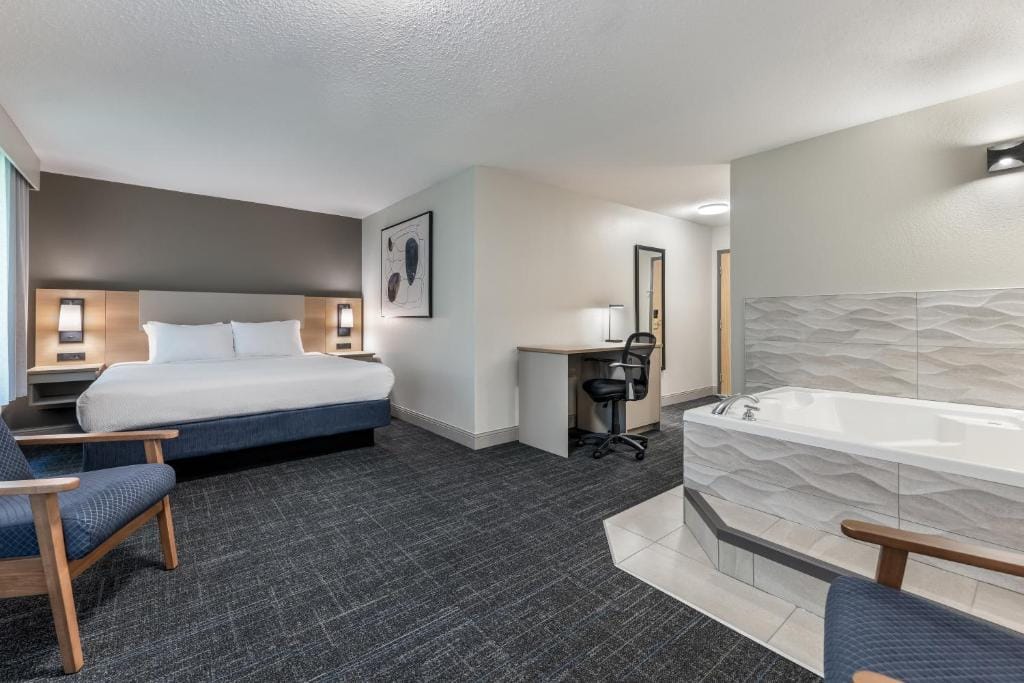 Days Inn & Suites by Wyndham Thunder Bay — 2