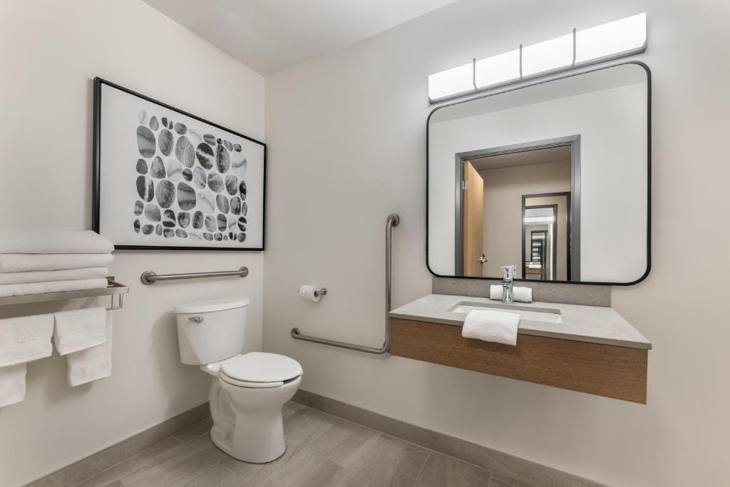 Days Inn & Suites by Wyndham Thunder Bay — 3
