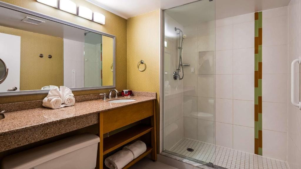Best Western Premier Toronto Airport Carlingview Hotel — 3