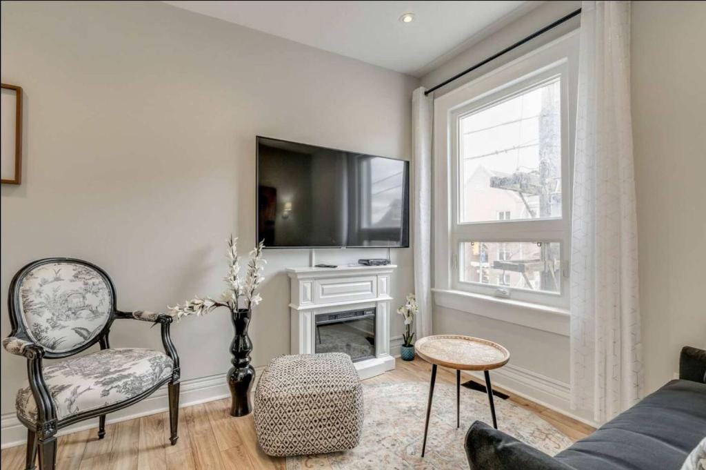 Casa Leslieville - 2BR Suite with LRG Patio — 4