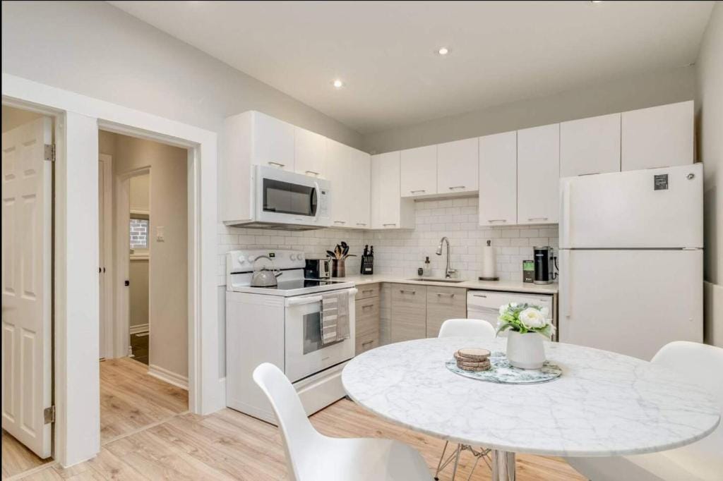 Casa Queen - Unique 2BR Suite in Leslieville — 2