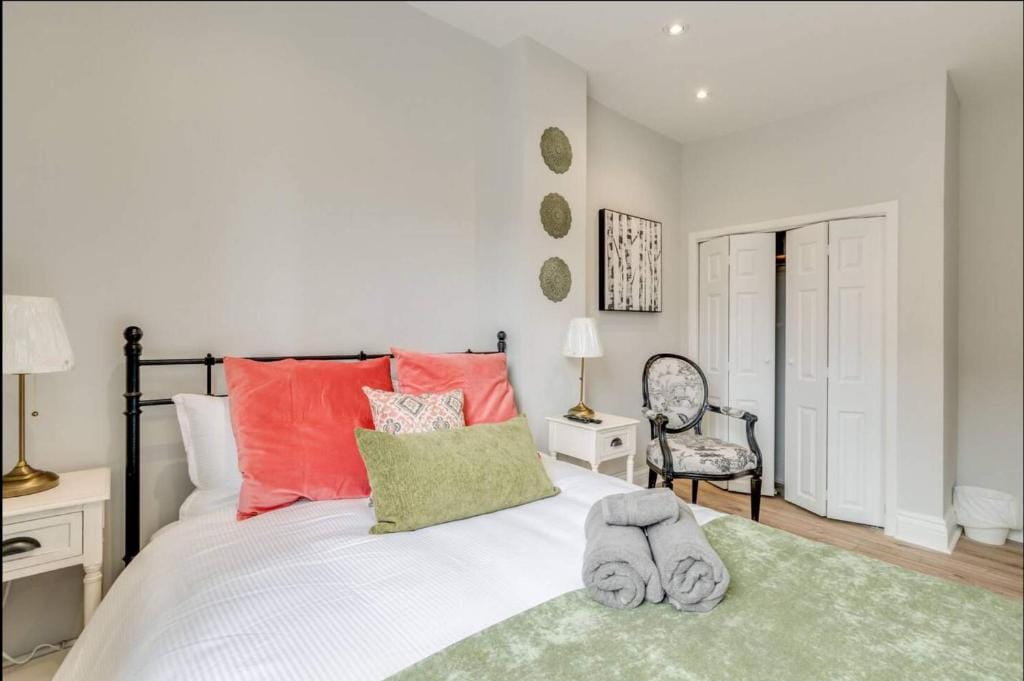 Casa Queen - Unique 2BR Suite in Leslieville — 3