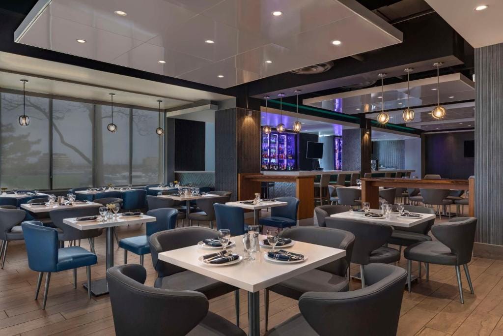 Embassy Suites By Hilton Toronto Airport — 4