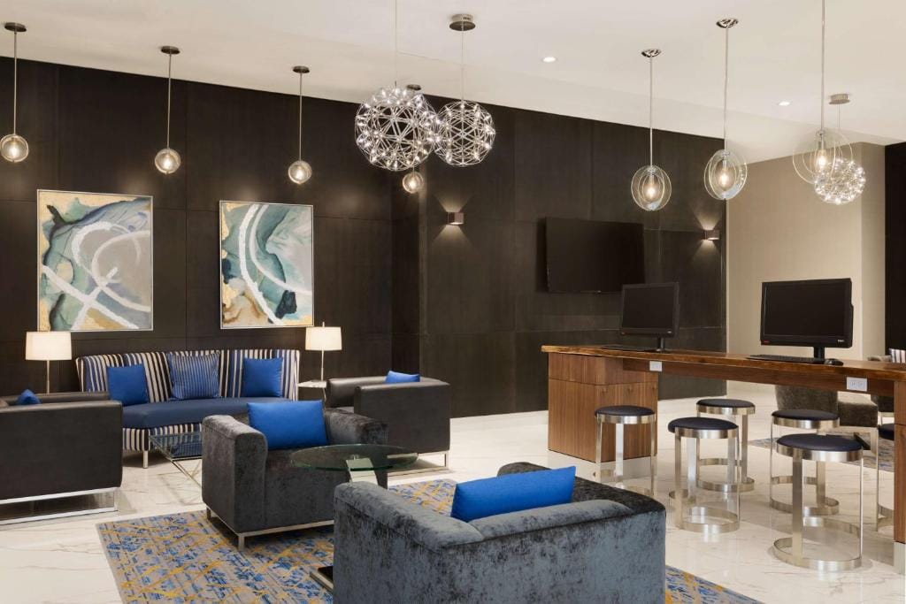 Embassy Suites By Hilton Toronto Airport — 5