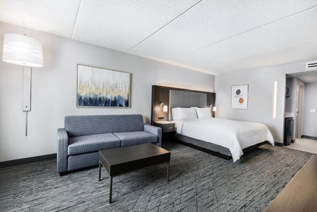 Holiday Inn Express & Suites Toronto Airport South by IHG — 4