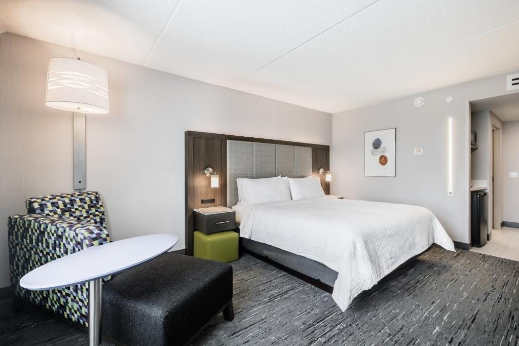 Holiday Inn Express & Suites Toronto Airport South by IHG — 5