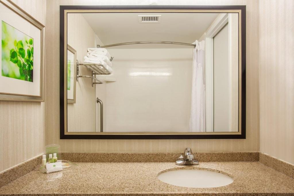 Holiday Inn Toronto International Airport by IHG — 2