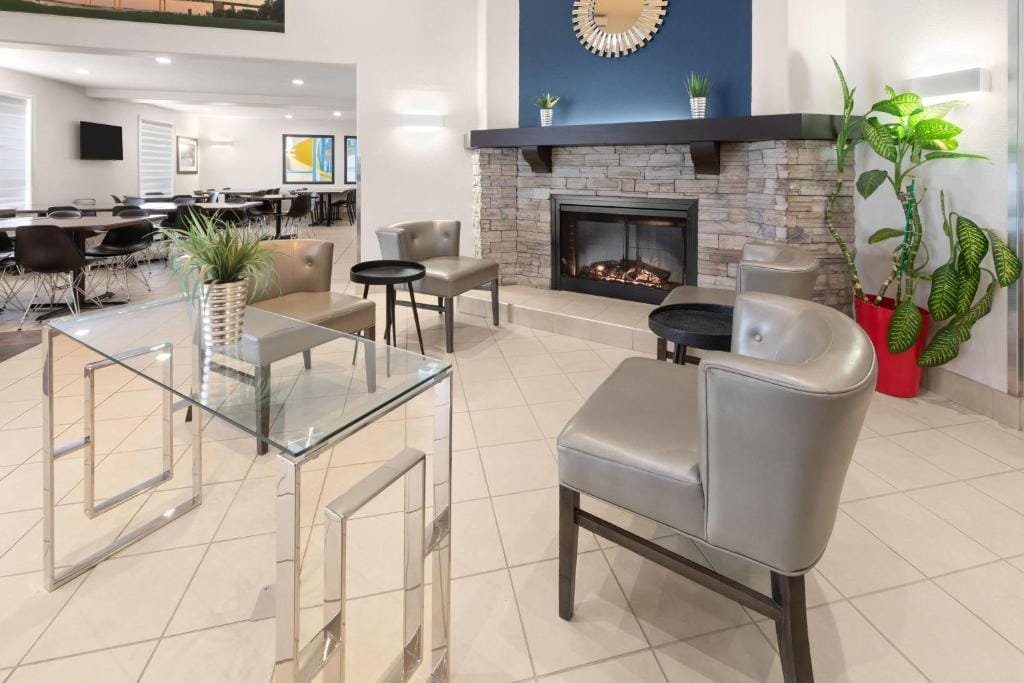 Super 8 by Wyndham Trois-Rivieres — 1