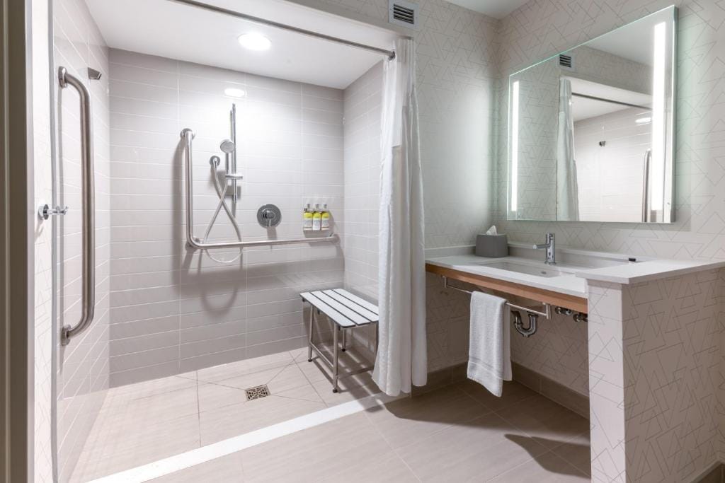 Holiday Inn Express & Suites Vaughan-Southwest by IHG — 3