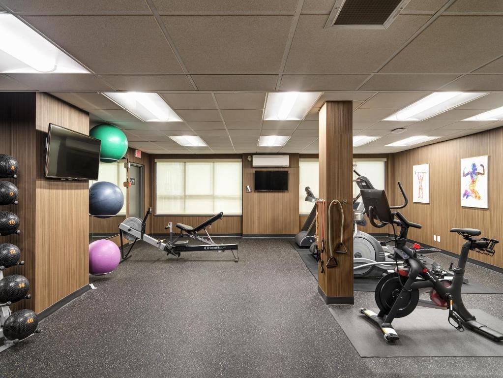 BEST WESTERN PLUS Carlton Plaza Hotel — 5