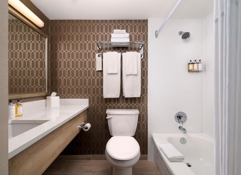 Chateau Victoria Hotel & Suites — 3