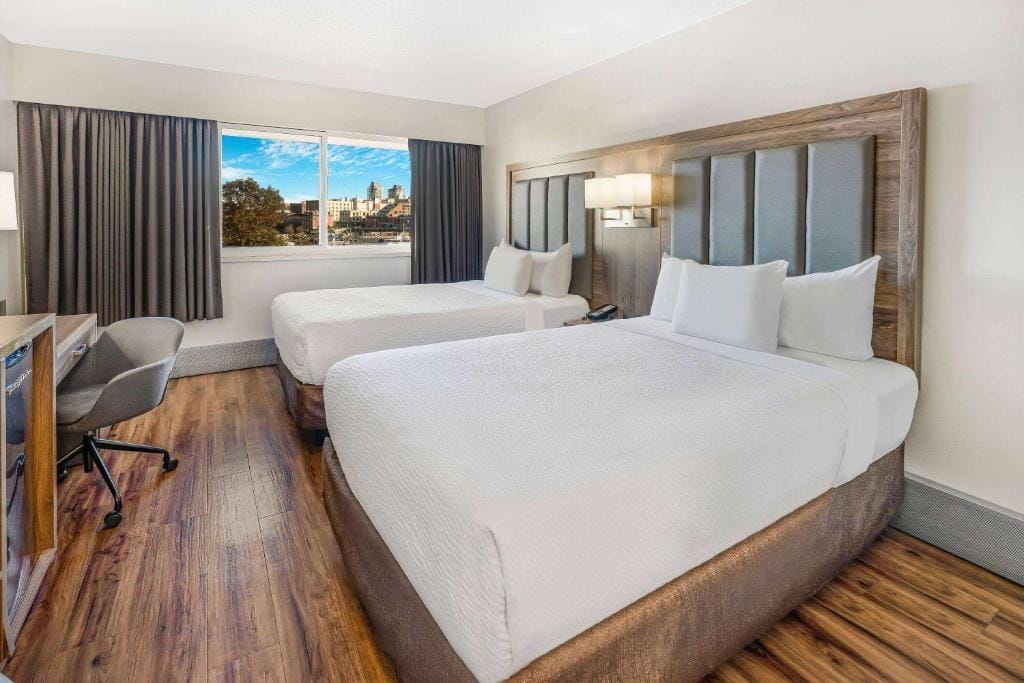 Days Inn by Wyndham Victoria On The Harbour — 2