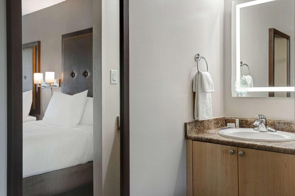 Days Inn by Wyndham Victoria Uptown — 2