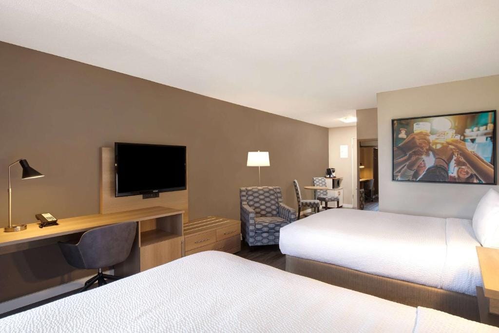 Days Inn by Wyndham Victoria Uptown — 5