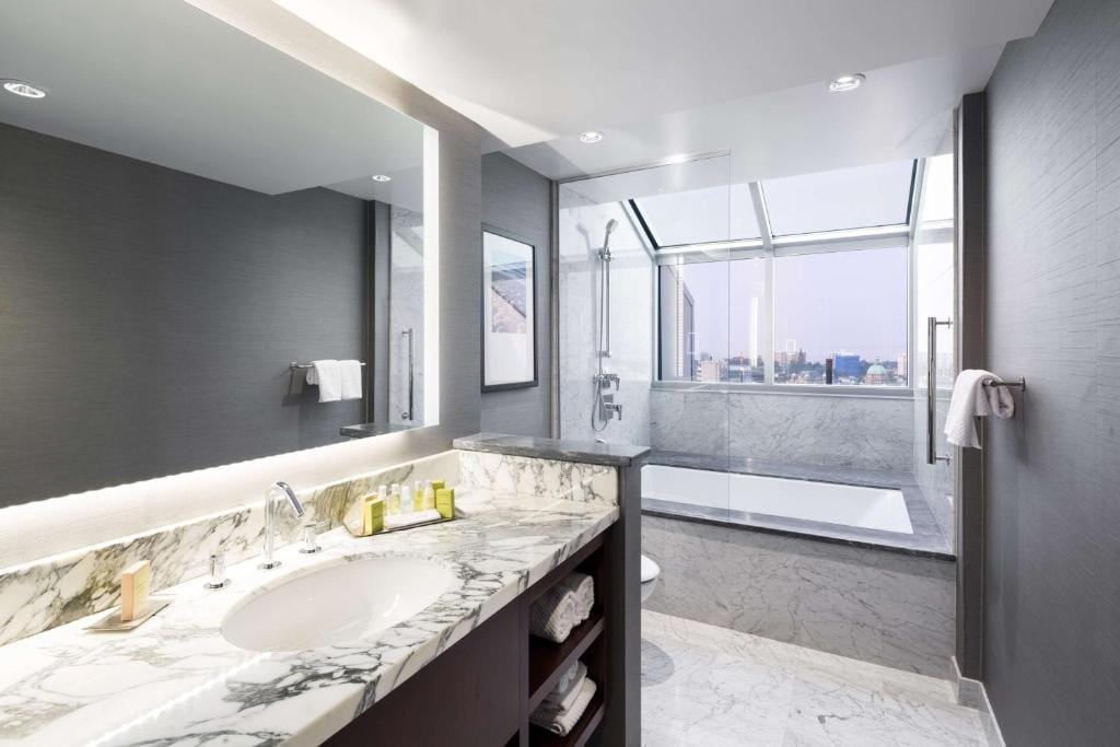 DoubleTree by Hilton Hotel & Suites Victoria — 2