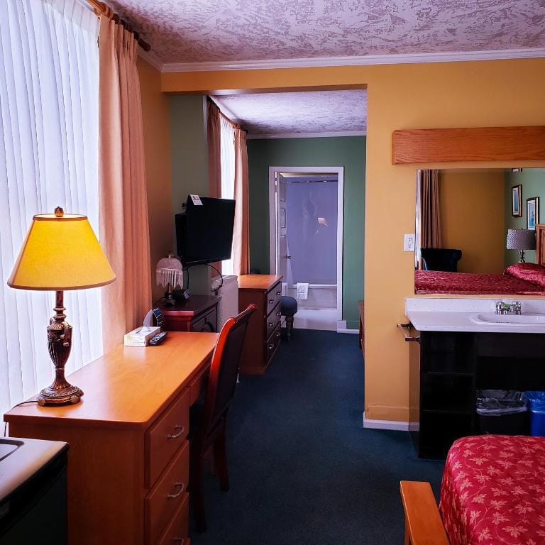 James Bay Inn Hotel, Suites & Cottage — 3