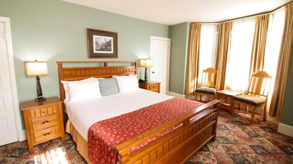James Bay Inn Hotel, Suites & Cottage — 4