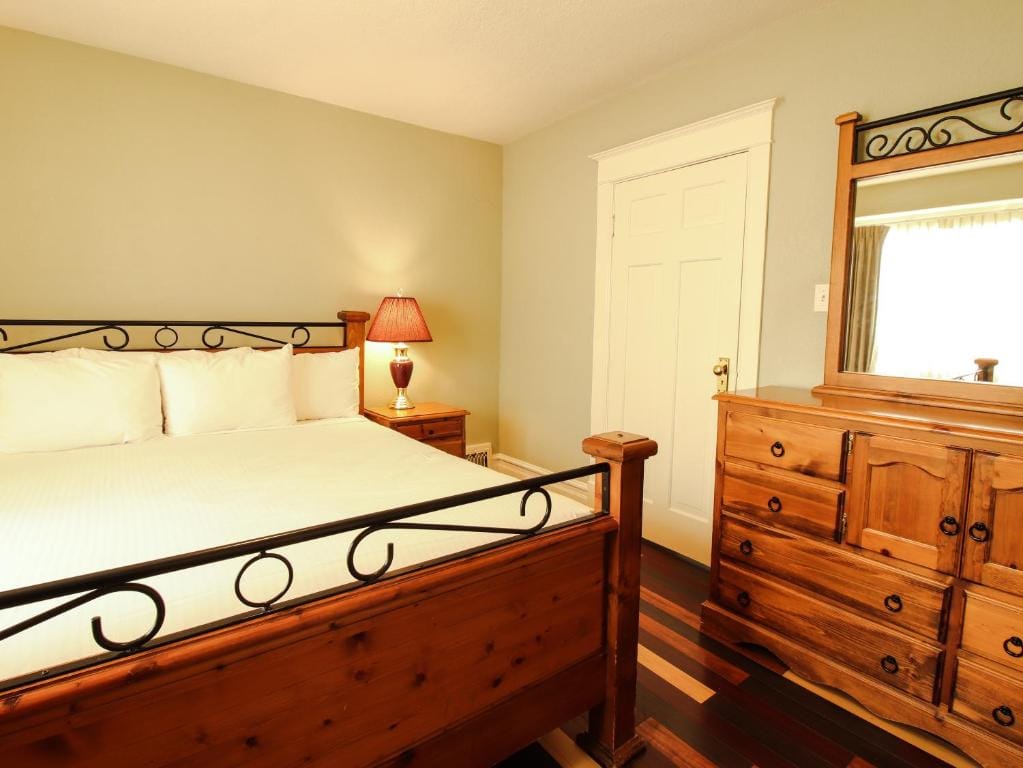 James Bay Inn Hotel, Suites & Cottage — 5