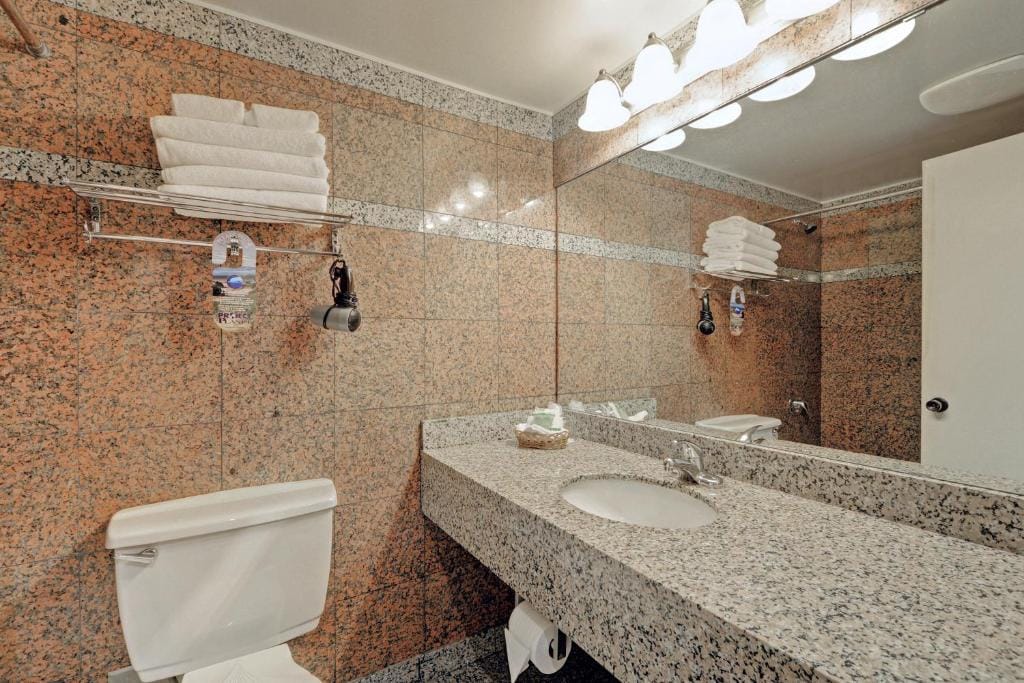 Red Lion Inn and Suites Victoria — 3