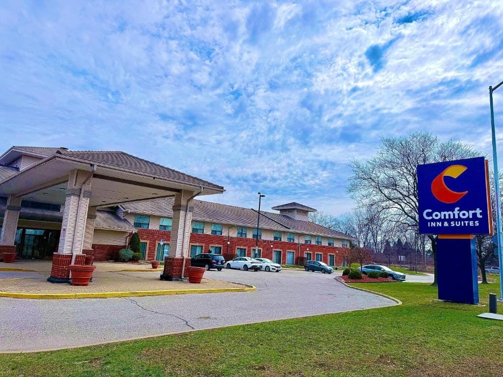 Comfort Inn & Suites Ambassador Bridge — 1