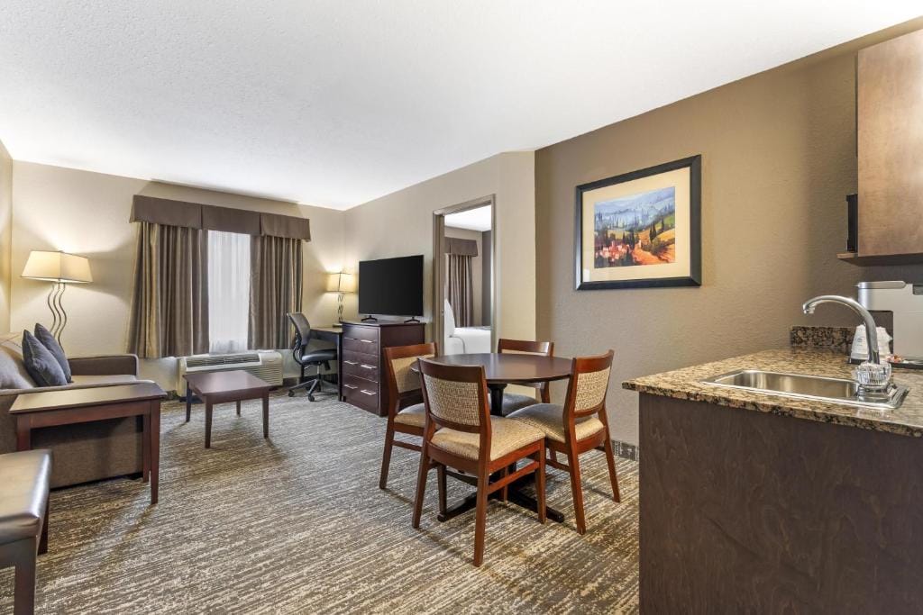 Best Western Plus Pembina Inn & Suites — 5