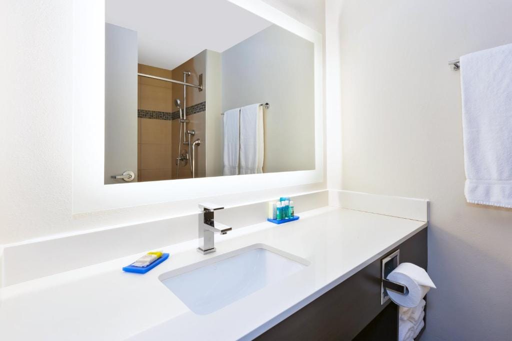 Holiday Inn Express Winnipeg Airport - Polo Park by IHG — 3