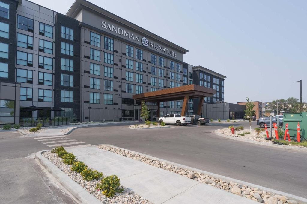 Sandman Signature Winnipeg Airport Hotel & Suites — 1