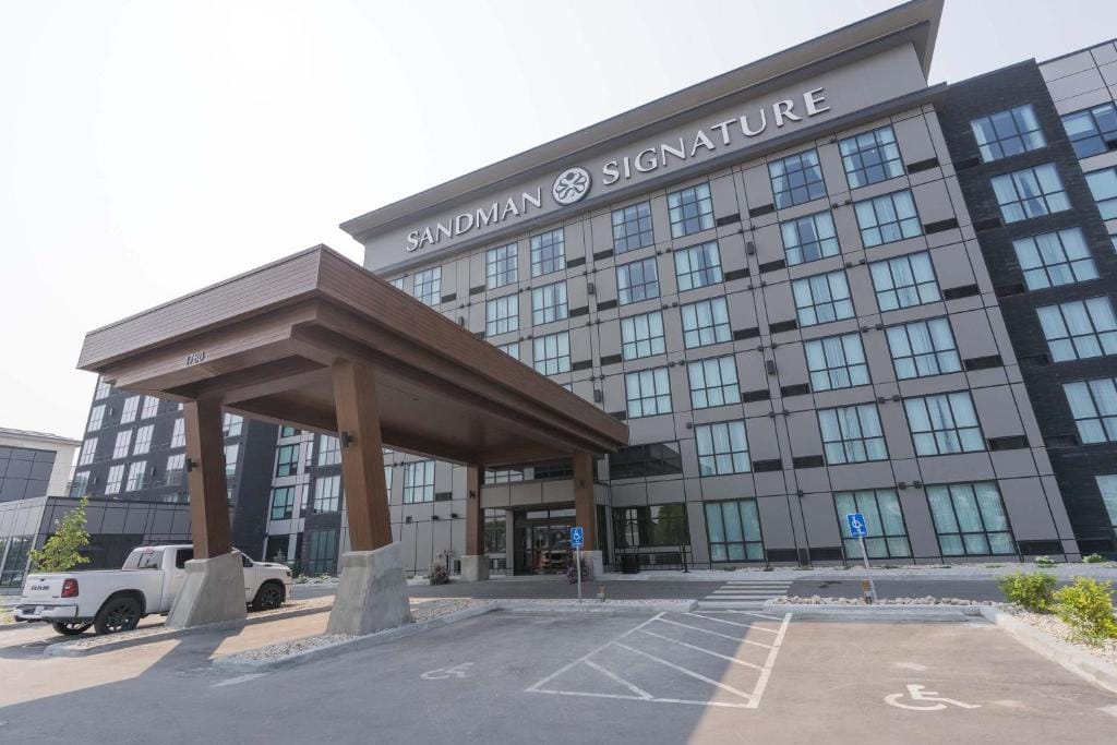 Sandman Signature Winnipeg Airport Hotel & Suites — 2