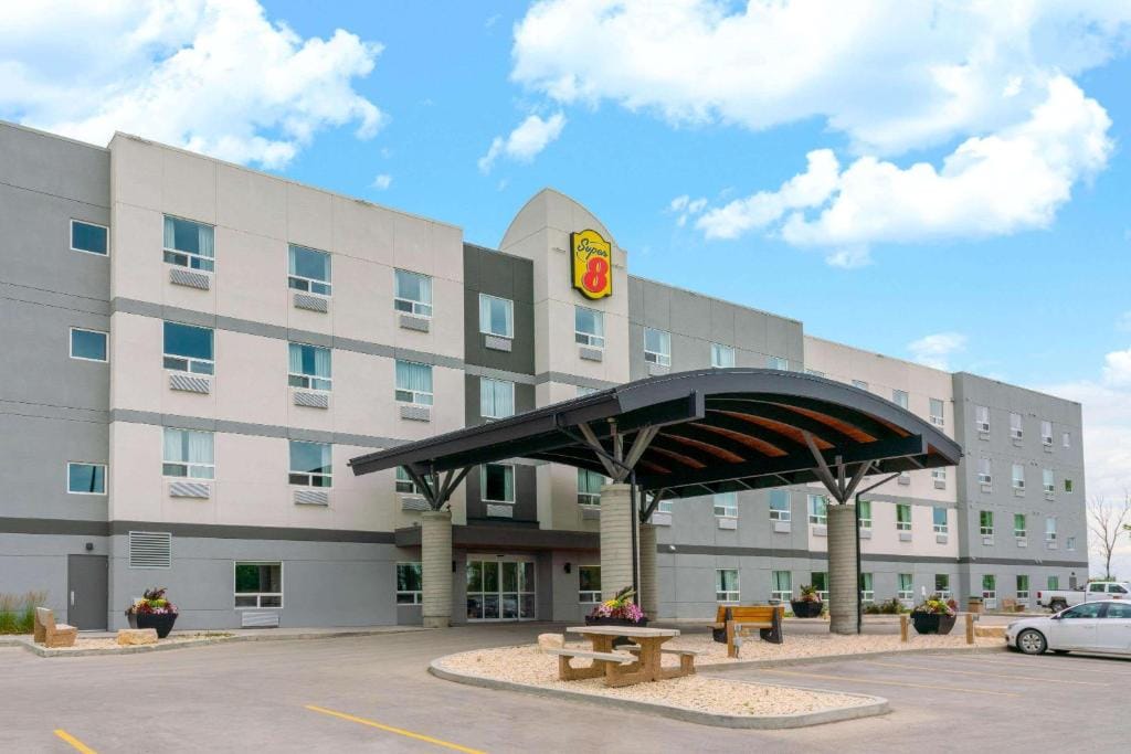 Super 8 by Wyndham Winnipeg East MB — 1