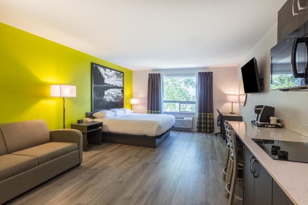 Super 8 by Wyndham Winnipeg East MB — 2