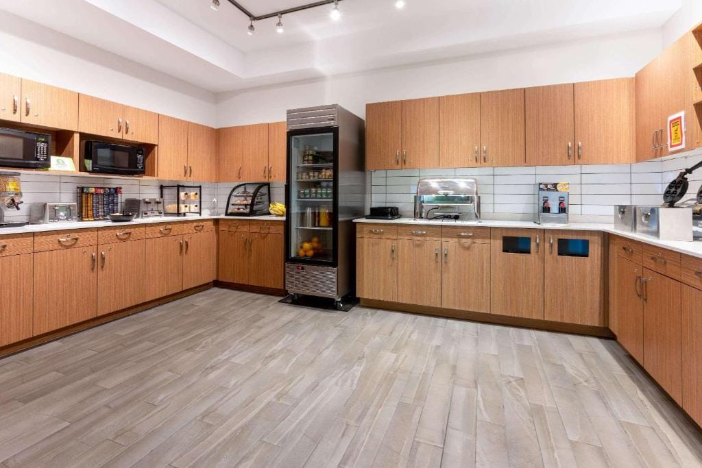 Super 8 by Wyndham Winnipeg East MB — 3