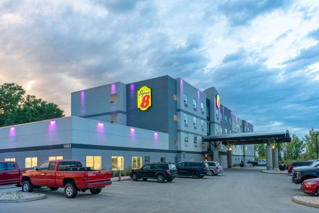 Super 8 by Wyndham Winnipeg East MB — 5