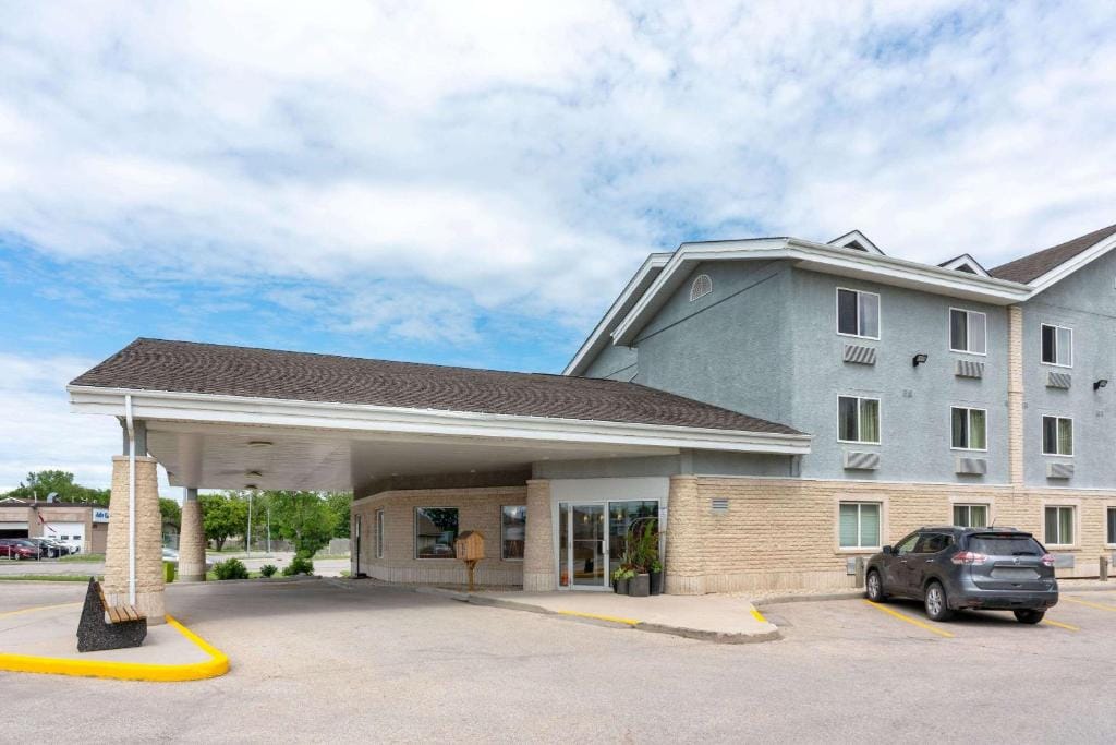 Super 8 by Wyndham Winnipeg West — 1