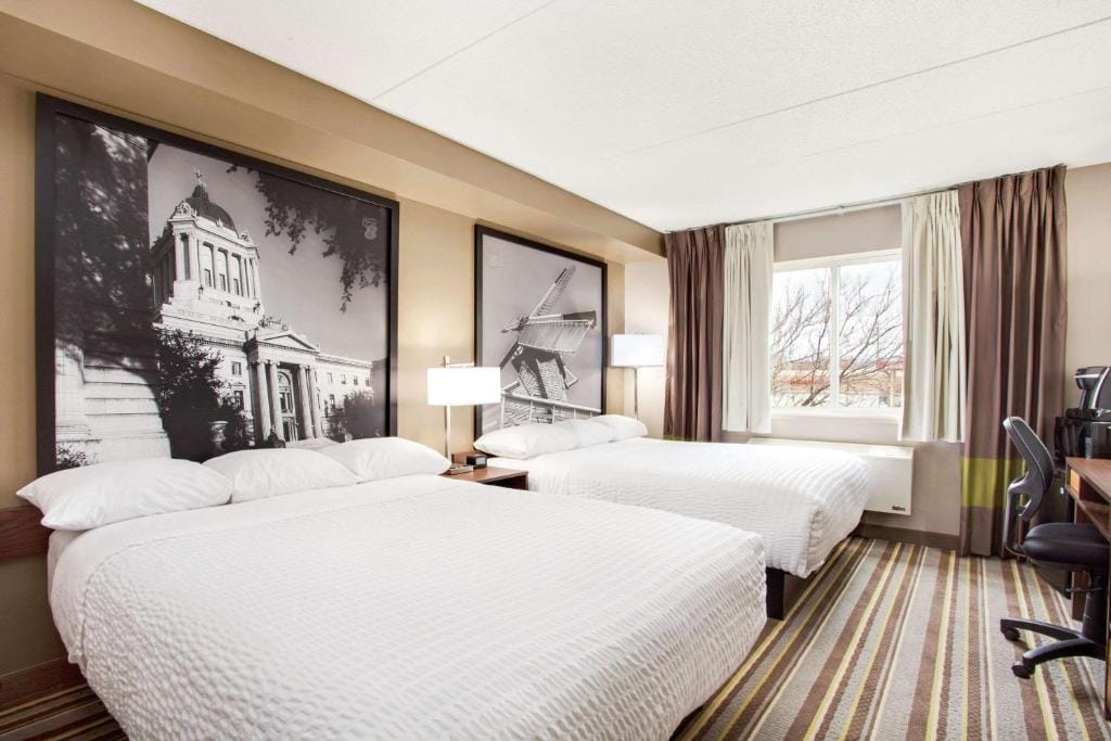 Super 8 by Wyndham Winnipeg West — 2