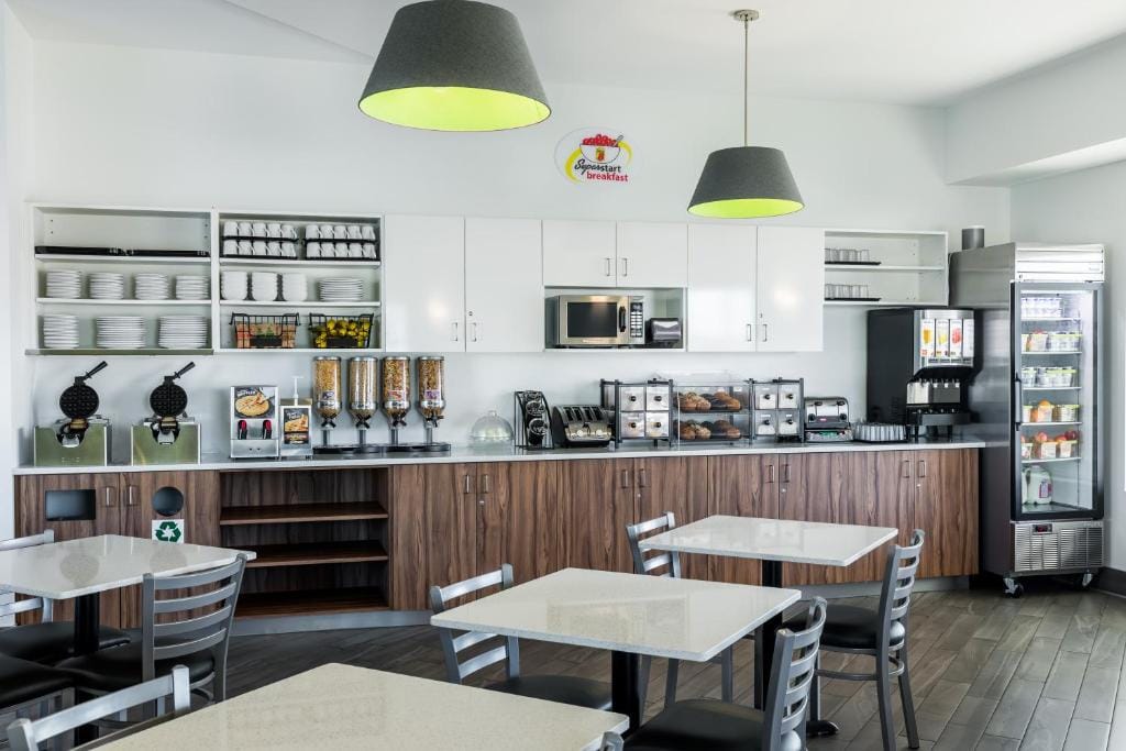 Super 8 by Wyndham Winnipeg West — 4