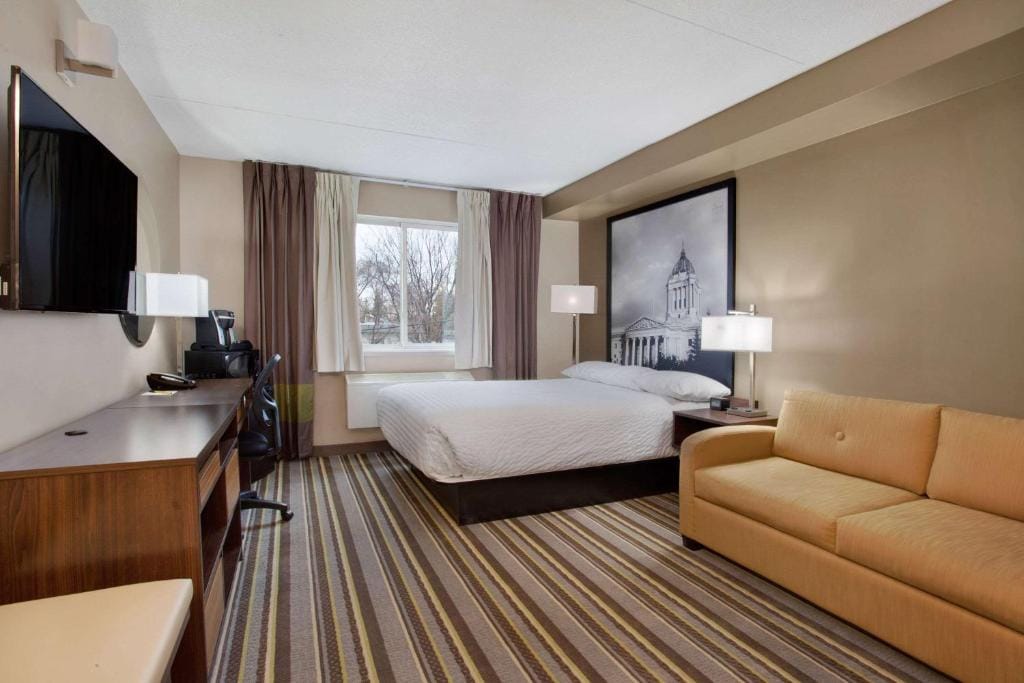 Super 8 by Wyndham Winnipeg West — 5